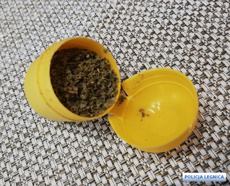 Jajko niespodzianka z marihuaną w środku (WIDEO)