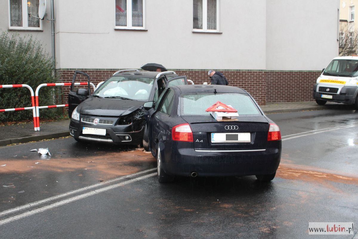 Kolizyjne południe w Lubinie. Dwie osoby trafiły do szpitala (FOTO)