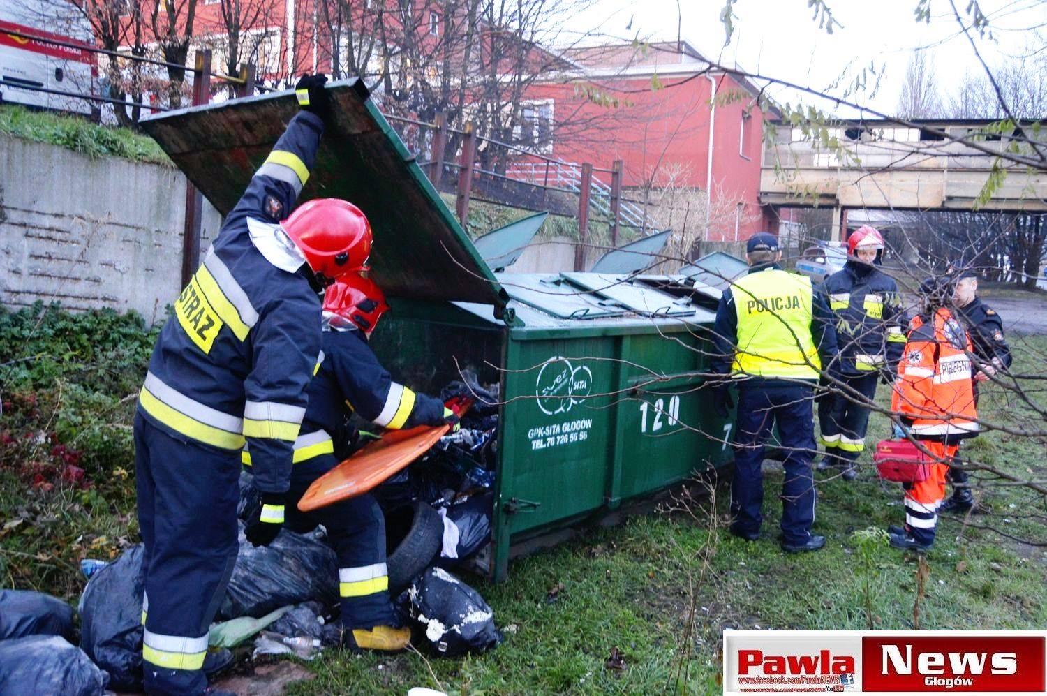 35-latek leżał w kontenerze na śmieci (WIDEO)