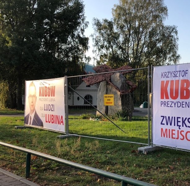 Plakaty wyborcze w miejscu tragicznej zbrodni