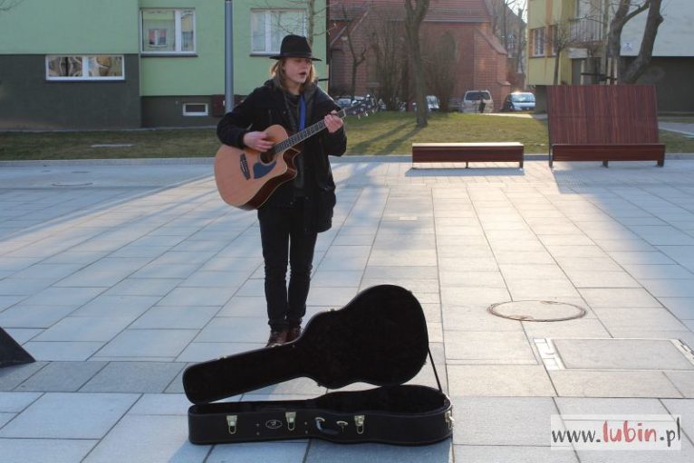 Chłopak z gitarą na lubińskim rynku