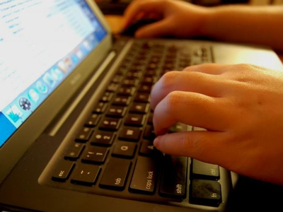 Padły ofiarą internetowych oszustów. Policja radzi jak bezpiecznie kupować w sieci