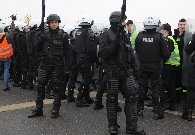 Kilkuset policjantów rozproszyło agresywny tłum