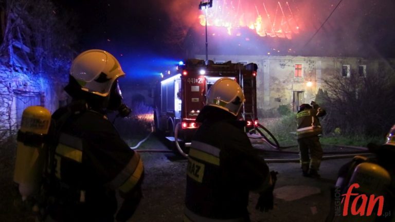 Pożar domu wielorodzinnego w Grzegorzowie (FOTO, WIDEO)