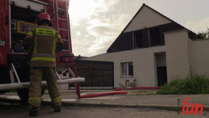 Pożar dachu – szybka akcja gaśnicza (WIDEO)