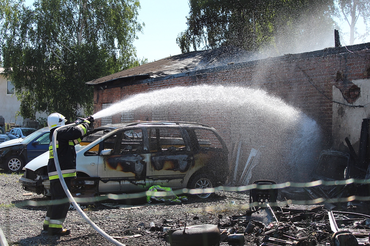 Groźny pożar przy Jaworzyńskiej (FOTO, WIDEO)