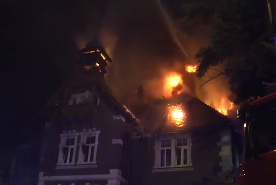 15 zastępów gasiło pożar przy Oświęcimskiej (WIDEO)