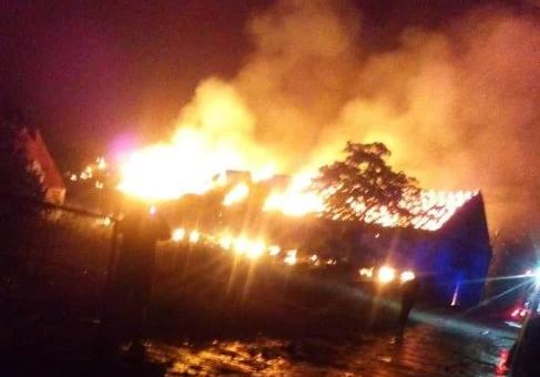 Pożar stodoły w Gniewomirowicach. Akcja trwa
