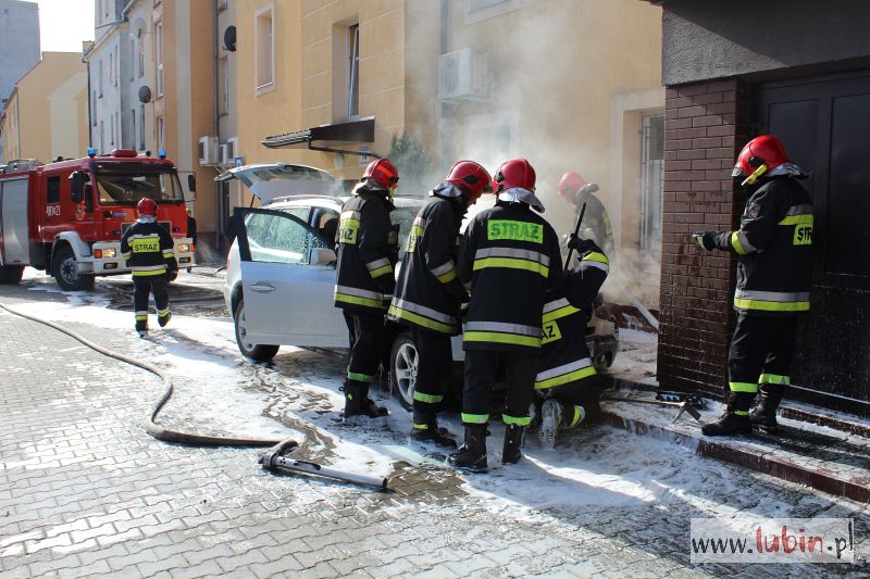 W centrum miasta płonęło BMW