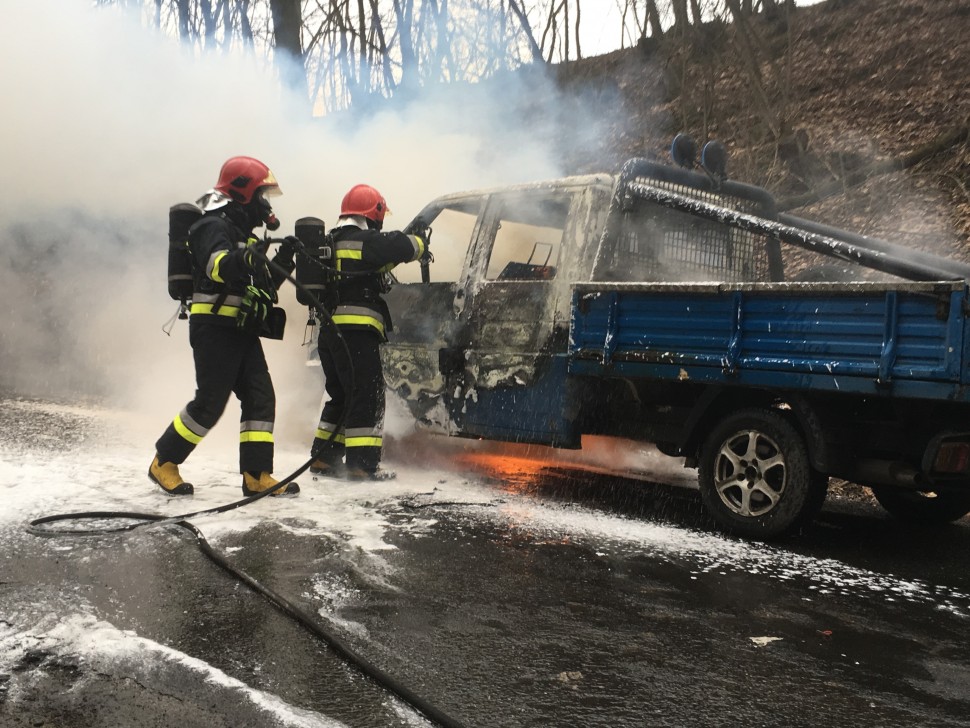 Auto stanęło w płomieniach (FOTO)