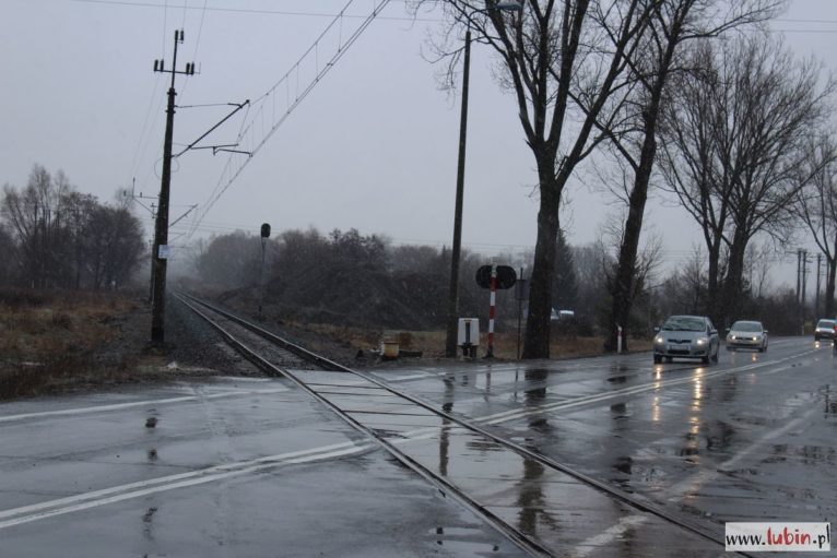 Przejazd kolejowy na Legnickiej wciąż pozostanie zamknięty (WIDEO)