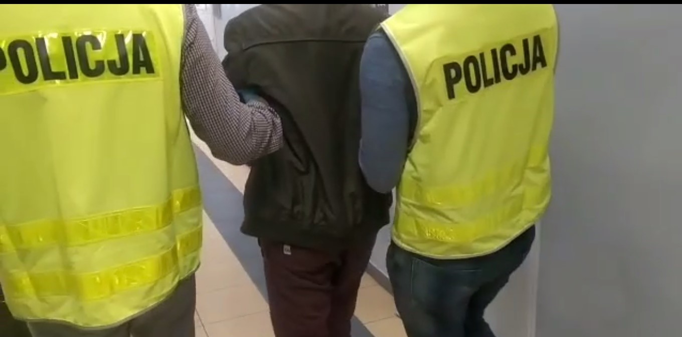 20-latek oszukiwał na „policjanta”. Jest już w rękach policji (WIDEO)