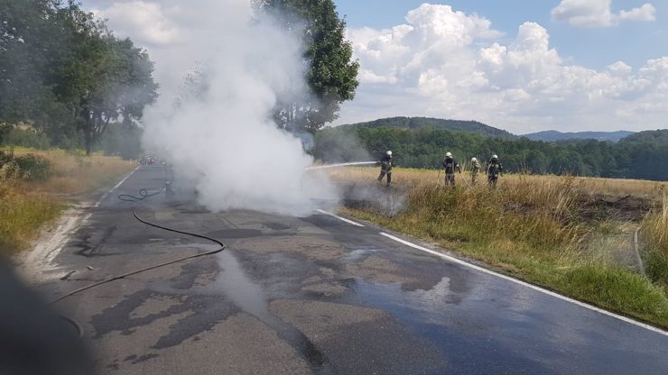Pożar auta na drodze wojewódzkiej (FOTO)