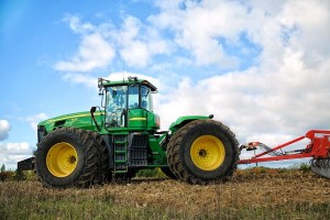 rolnik traktor ciągnik pole rolnictwo gospodarstwo wieś