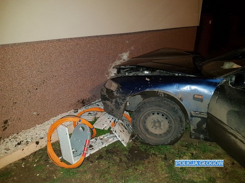 Pijany kierowca wjechał w ścianę budynku