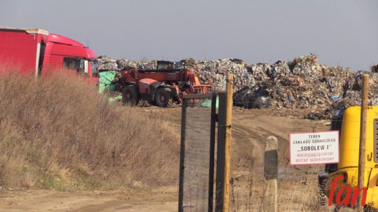 Nielegalne śmieci opuszczają Sobolew, a ktoś donosi na wójt (WIDEO)