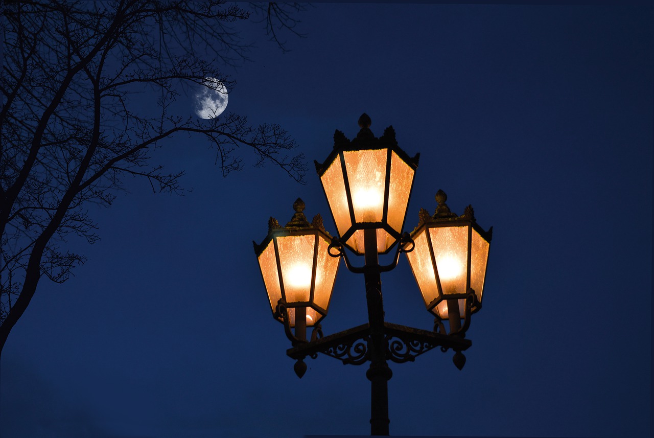 Z powodu oszczędności miasto wyłącza latarnie uliczne