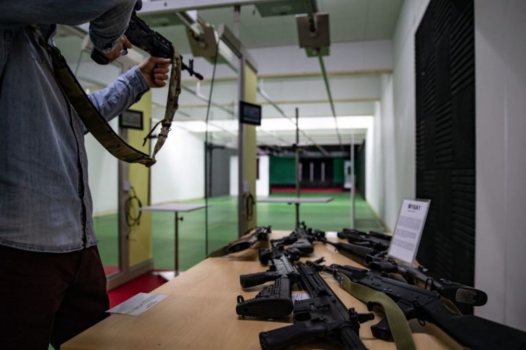Instruktorzy z lubińskiej strzelnicy usłyszeli zarzuty (WIDEO)
