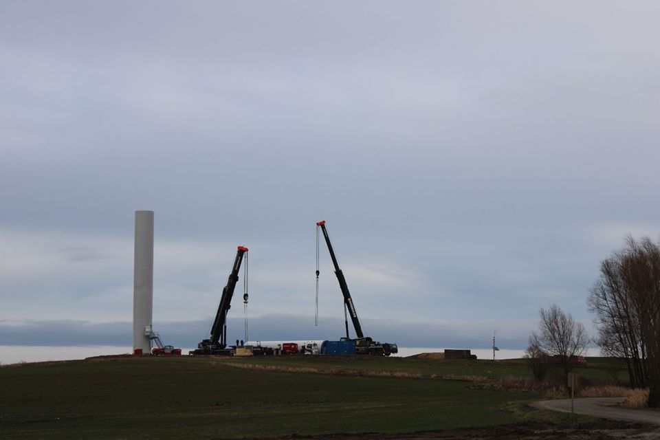 W gminie Żukowice montują turbiny wiatrowe