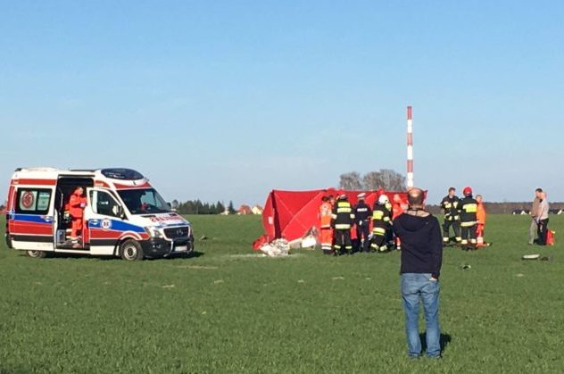 Wiatrakowiec spadł na ziemię. Nie żyją dwie osoby (WIDEO)