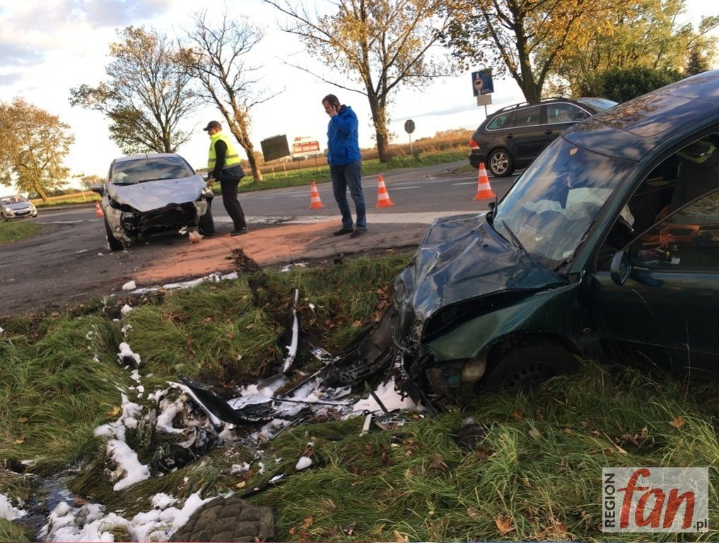 Czołowe zderzenie dwóch aut w Legnicy (WIDEO, FOTO)