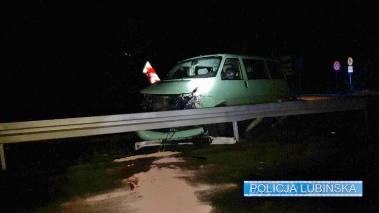 Busem wjechał w barierkę i ogrodzenie. Był pijany!