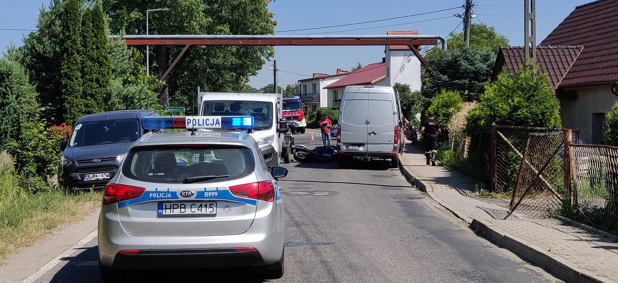 Groźny wypadek w Sobinie. Motocyklista zderzył się z dwoma busami (WIDEO)