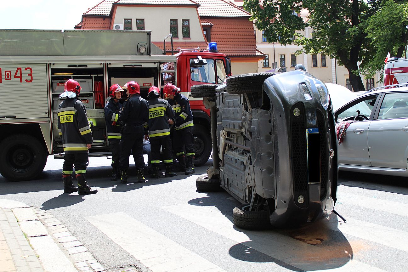 Groźny wypadek przy Chojnowskiej. 5 osób w szpitalu (WIDEO, FOTO)