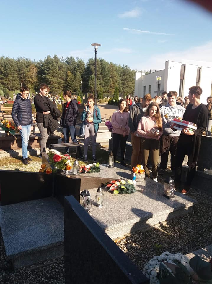 Uczniowie polkowickiego ZS zanieśli znicze na cmentarz