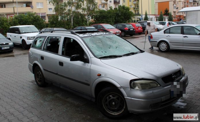 Zdewastowane auta pod jednym z lubińskich marketów