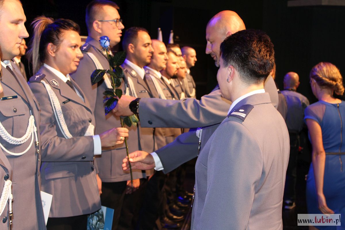 Lubińscy policjanci odebrali awanse i odznaczenia (FOTO)